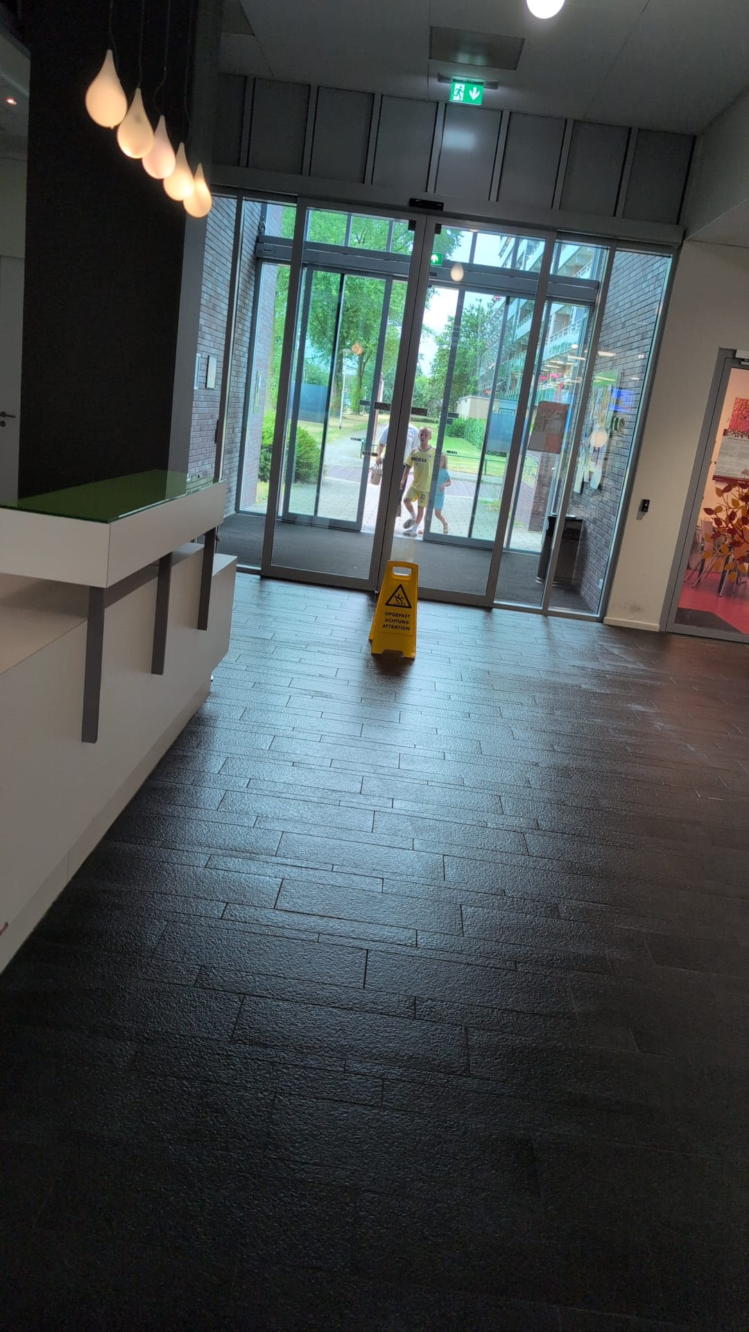 Schoonmaker die veilig werkt met een stofzuiger